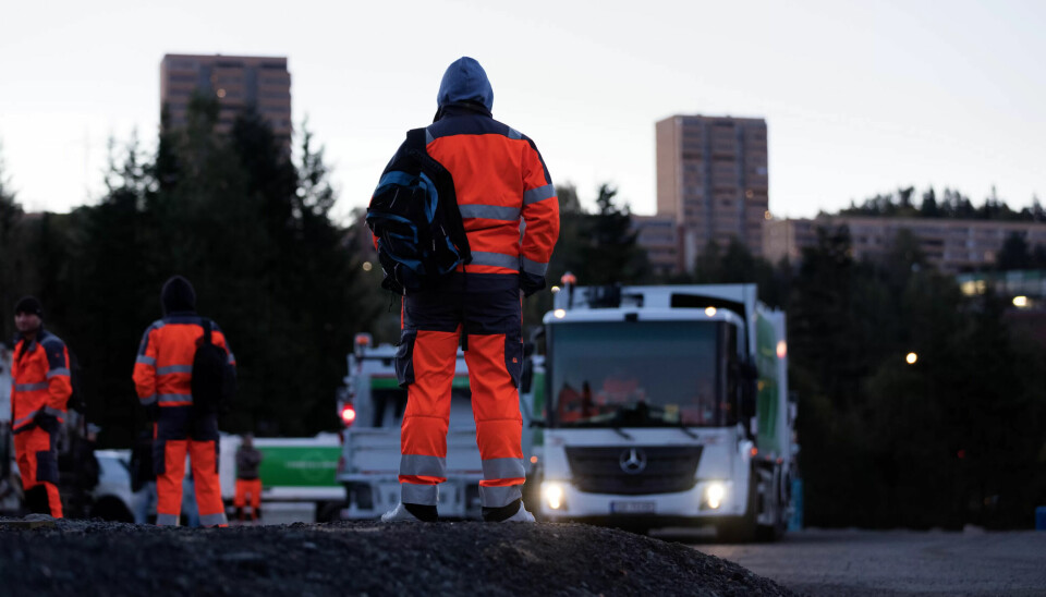 KLAR KJØR: Grytidlig i dag møtte 130 renovasjonsarbeidere på Alnabru til første dag med Veireno. Ytre enebakk-selskapet skal samle inn avfall fra 700.000 innbyggere alene. KLAR KJØR: Grytidlig i dag møtte 130 renovasjonsarbeidere på Alnabru til første dag med Veireno. Ytre enebakk-selskapet skal samle inn avfall fra 700.000 innbyggere alene.