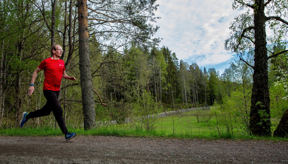 FØDT TIL Å LØPE: To–tre dager i uka ankommer Fuglevaag kontoret i løpeantrekk. Da har han lagt sju–åtte kilometer bak seg. FØDT TIL Å LØPE: To–tre dager i uka ankommer Fuglevaag kontoret i løpeantrekk. Da har han lagt sju–åtte kilometer bak seg.