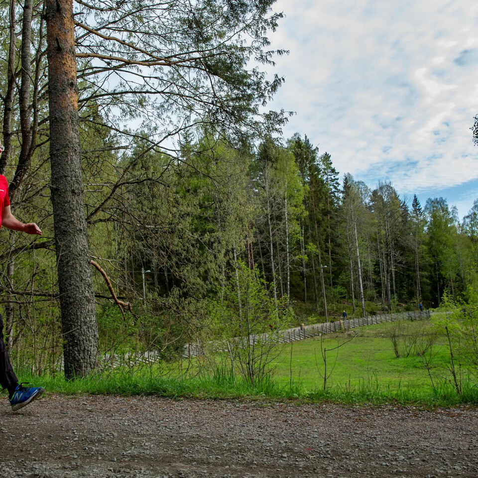 FØDT TIL Å LØPE: To–tre dager i uka ankommer Fuglevaag kontoret i løpeantrekk. Da har han lagt sju–åtte kilometer bak seg. FØDT TIL Å LØPE: To–tre dager i uka ankommer Fuglevaag kontoret i løpeantrekk. Da har han lagt sju–åtte kilometer bak seg.