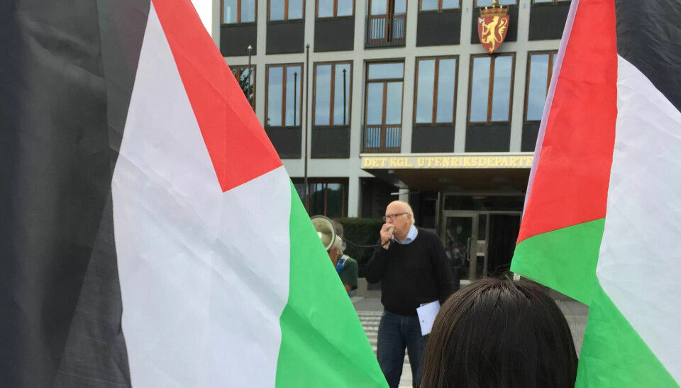 SINNA: Torstein Dahle, leder i Ship to Gaza, mener myndighetene må reagere på ovedreven voldsbruk mot aksjonistene. Mandag holdt han appell i en støttedemonstrasjon for de fengslede aktivistene, utenfor Utenriksdepartementet i Oslo. SINNA: Torstein Dahle, leder i Ship to Gaza, mener myndighetene må reagere på ovedreven voldsbruk mot aksjonistene. Mandag holdt han appell i en støttedemonstrasjon for de fengslede aktivistene, utenfor Utenriksdepartementet i Oslo.