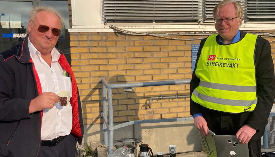 KAMPKLARE: Thomas Wennerberg og Frode Eriksen ved Unibuss møtte klre for kamp søndag morgen. KAMPKLARE: Thomas Wennerberg og Frode Eriksen ved Unibuss møtte klre for kamp søndag morgen.