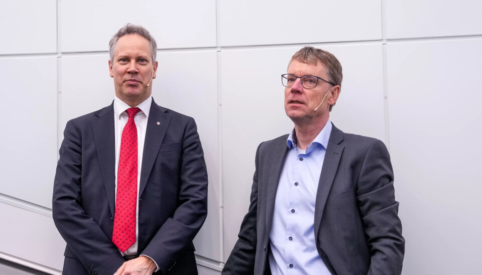 FÆRRE TOG I RUTE: Samferdselsminister Jon-Ivar Nygård kunne konkludere med at det i fjor var færre tog i rute enn det var i året før. Her fra årets jernbanetale sammen med Jernbanedirektør Knut Sletta (t.h). FÆRRE TOG I RUTE: Samferdselsminister Jon-Ivar Nygård kunne konkludere med at det i fjor var færre tog i rute enn det var i året før. Her fra årets jernbanetale sammen med Jernbanedirektør Knut Sletta (t.h).