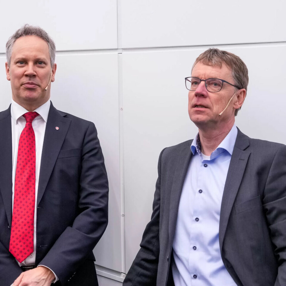 FÆRRE TOG I RUTE: Samferdselsminister Jon-Ivar Nygård kunne konkludere med at det i fjor var færre tog i rute enn det var i året før. Her fra årets jernbanetale sammen med Jernbanedirektør Knut Sletta (t.h). FÆRRE TOG I RUTE: Samferdselsminister Jon-Ivar Nygård kunne konkludere med at det i fjor var færre tog i rute enn det var i året før. Her fra årets jernbanetale sammen med Jernbanedirektør Knut Sletta (t.h).