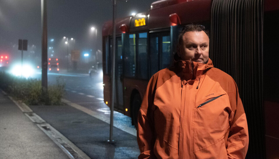 VIL FJERNE HEKKEN: Tillitsvalgt for bussjåførene i Unibuss, Kent Jensen, vil fjerne hekken på bildet, for å gjøre det enklere for passasjerer å forlate bussen og for å hindre at de parkerte bussene står i veien for andre busser. VIL FJERNE HEKKEN: Tillitsvalgt for bussjåførene i Unibuss, Kent Jensen, vil fjerne hekken på bildet, for å gjøre det enklere for passasjerer å forlate bussen og for å hindre at de parkerte bussene står i veien for andre busser.