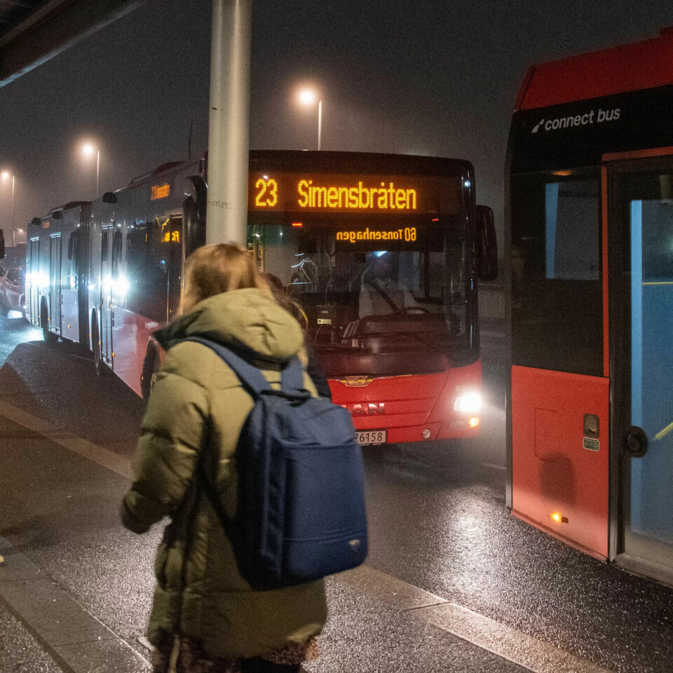 UTE I VEIEN: Den bakerste bussen står parkert. Det gjør det umulig for leddbussen å komme helt inntil holdeplassen. Dermed sperrer den bakre delen av bussen for annen trafikk midt i rushet. UTE I VEIEN: Den bakerste bussen står parkert. Det gjør det umulig for leddbussen å komme helt inntil holdeplassen. Dermed sperrer den bakre delen av bussen for annen trafikk midt i rushet.