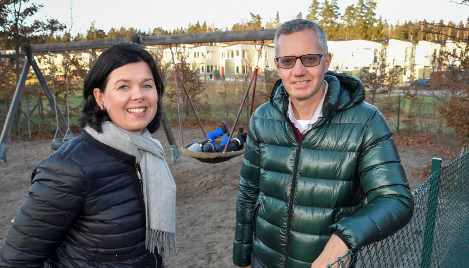 FLYTTET: – Under Erna Solbergs regjering hadde vi i 2018 et overskudd på drøye tre prosent. I 2019–2021 gikk det ned til 0,65 prosent, og i år går vi med et lite underskudd, sier Læringsverksted-gründer Hans Jacob Sundby, her med kone og medeier Randi Sundby. FLYTTET: – Under Erna Solbergs regjering hadde vi i 2018 et overskudd på drøye tre prosent. I 2019–2021 gikk det ned til 0,65 prosent, og i år går vi med et lite underskudd, sier Læringsverksted-gründer Hans Jacob Sundby, her med kone og medeier Randi Sundby.