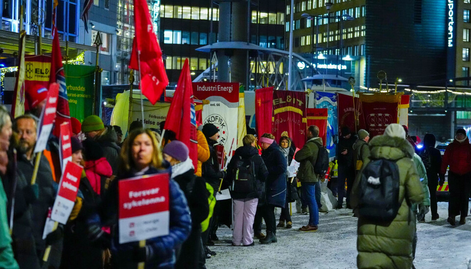 MARKERING: LO holder en fanemarkering utenfor Oslo Spektrum onsdag morgen. MARKERING: LO holder en fanemarkering utenfor Oslo Spektrum onsdag morgen.