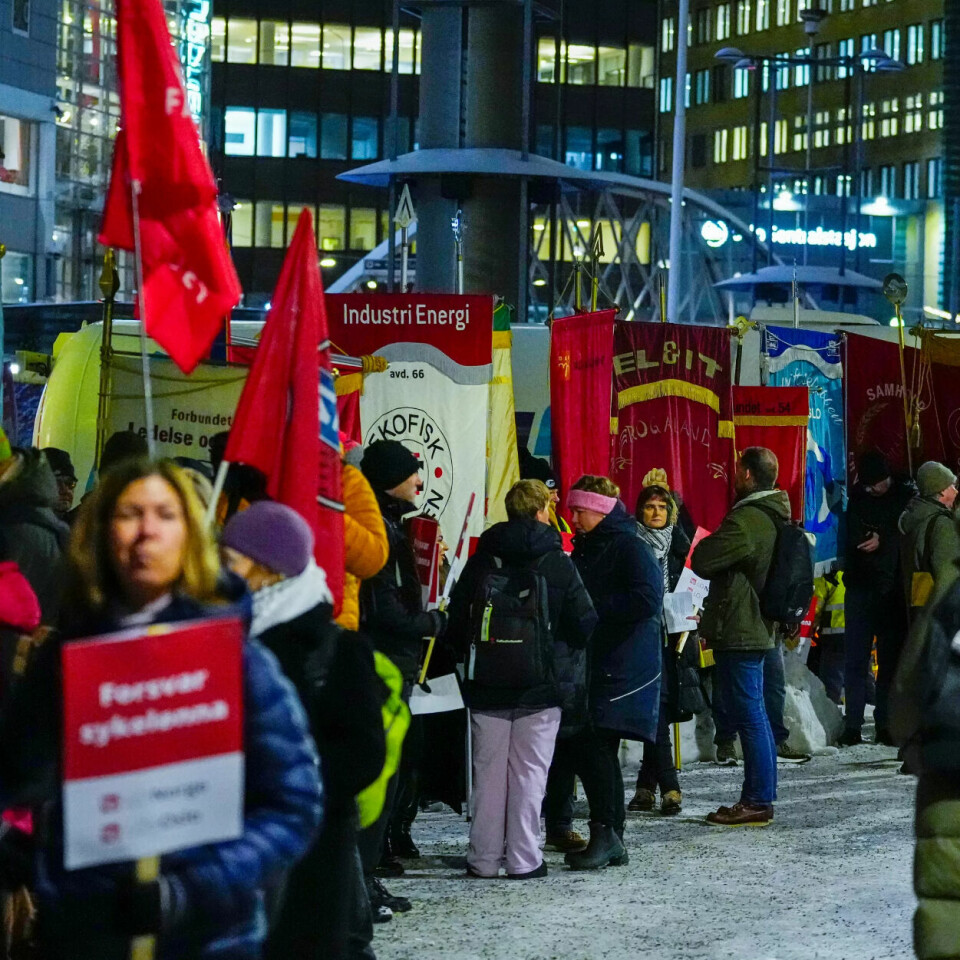 MARKERING: LO holder en fanemarkering utenfor Oslo Spektrum onsdag morgen. MARKERING: LO holder en fanemarkering utenfor Oslo Spektrum onsdag morgen.