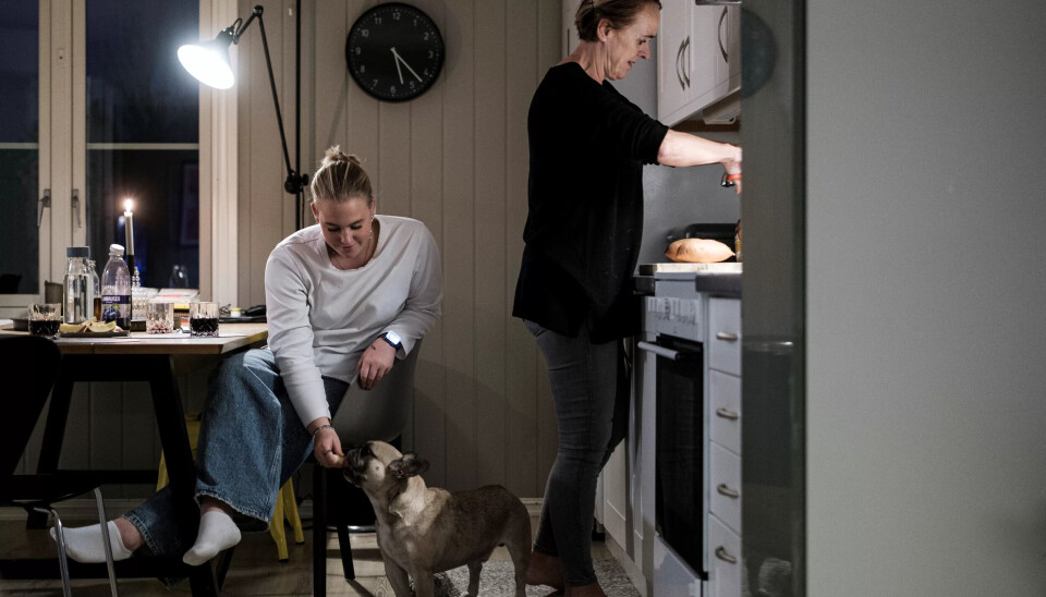 Arbeidsfordelingen er ofte slik: Fostermor Maritha Nelvik lager middag mens Arwen Viktoria Haga koser med hunden Kenzo. Arbeidsfordelingen er ofte slik: Fostermor Maritha Nelvik lager middag mens Arwen Viktoria Haga koser med hunden Kenzo.