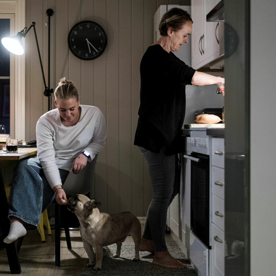 Arbeidsfordelingen er ofte slik: Fostermor Maritha Nelvik lager middag mens Arwen Viktoria Haga koser med hunden Kenzo. Arbeidsfordelingen er ofte slik: Fostermor Maritha Nelvik lager middag mens Arwen Viktoria Haga koser med hunden Kenzo.