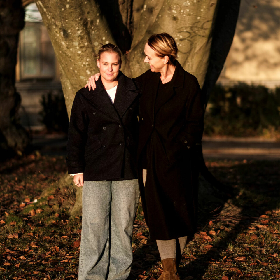 Arwen Viktoria Haga (t.v.) kaller ikke Maritha Nelvik mamma, men hun gjør det når hun møter folk som ikke kjenner dem. Da slipper hun så mange spørsmål. Arwen Viktoria Haga (t.v.) kaller ikke Maritha Nelvik mamma, men hun gjør det når hun møter folk som ikke kjenner dem. Da slipper hun så mange spørsmål.