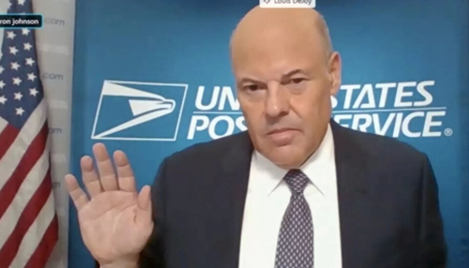 Toppsjefen for det amerikanske postverket USPS, Louis DeJoy, er blitt gjenstand for mye kritikk etter at han har innført omfattende kutt i postbudsjettene. Toppsjefen for det amerikanske postverket USPS, Louis DeJoy, er blitt gjenstand for mye kritikk etter at han har innført omfattende kutt i postbudsjettene.
