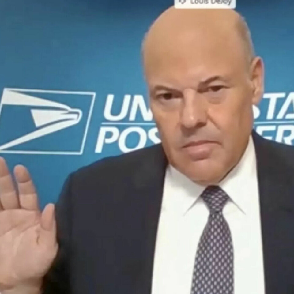 Toppsjefen for det amerikanske postverket USPS, Louis DeJoy, er blitt gjenstand for mye kritikk etter at han har innført omfattende kutt i postbudsjettene. Toppsjefen for det amerikanske postverket USPS, Louis DeJoy, er blitt gjenstand for mye kritikk etter at han har innført omfattende kutt i postbudsjettene.