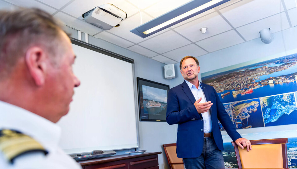 ØKONOMIEN I BEDRING: Store deler av Krisiansand Havns inntekter kommer fra cruise og ferjetrafikk. Året startet godt, men mai viste dårlige tall. Trafikkinspektør Roald Endresen og havnedirektør Halvard Aglen er glad tallene nå er langsomt blir bedre. ØKONOMIEN I BEDRING: Store deler av Krisiansand Havns inntekter kommer fra cruise og ferjetrafikk. Året startet godt, men mai viste dårlige tall. Trafikkinspektør Roald Endresen og havnedirektør Halvard Aglen er glad tallene nå er langsomt blir bedre.