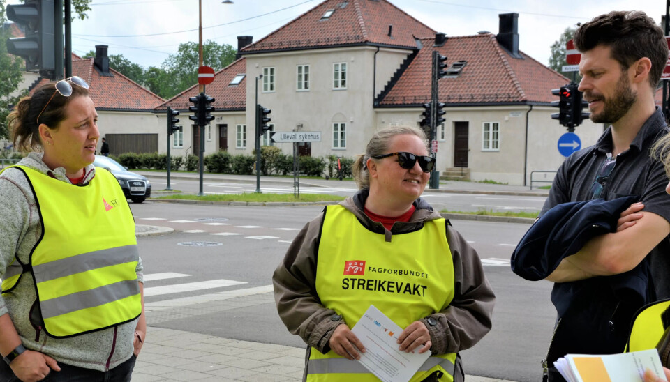 Rødt-leder Bjørnar Moxnes snakker med FO-tillitsvalgt Ingrid Rasten og streikende fra Fagforbundet utenfor Ullevål sykehus. Rødt-leder Bjørnar Moxnes snakker med FO-tillitsvalgt Ingrid Rasten og streikende fra Fagforbundet utenfor Ullevål sykehus.