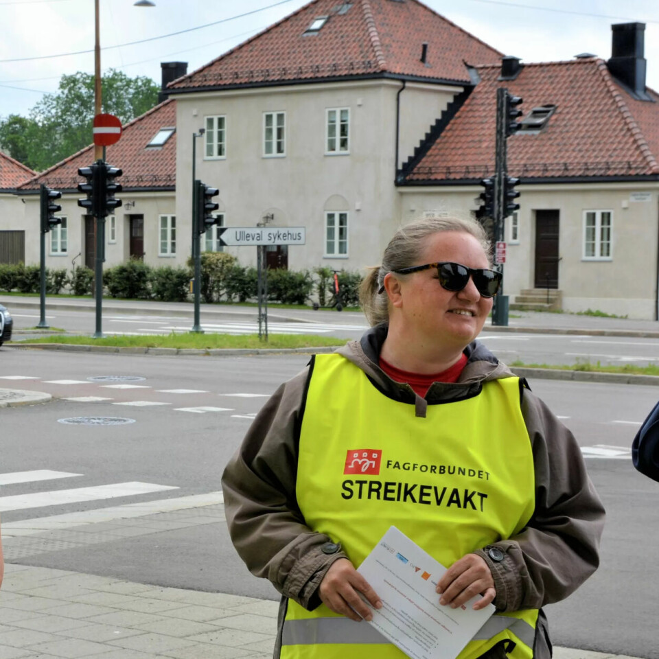 Rødt-leder Bjørnar Moxnes snakker med FO-tillitsvalgt Ingrid Rasten og streikende fra Fagforbundet utenfor Ullevål sykehus. Rødt-leder Bjørnar Moxnes snakker med FO-tillitsvalgt Ingrid Rasten og streikende fra Fagforbundet utenfor Ullevål sykehus.