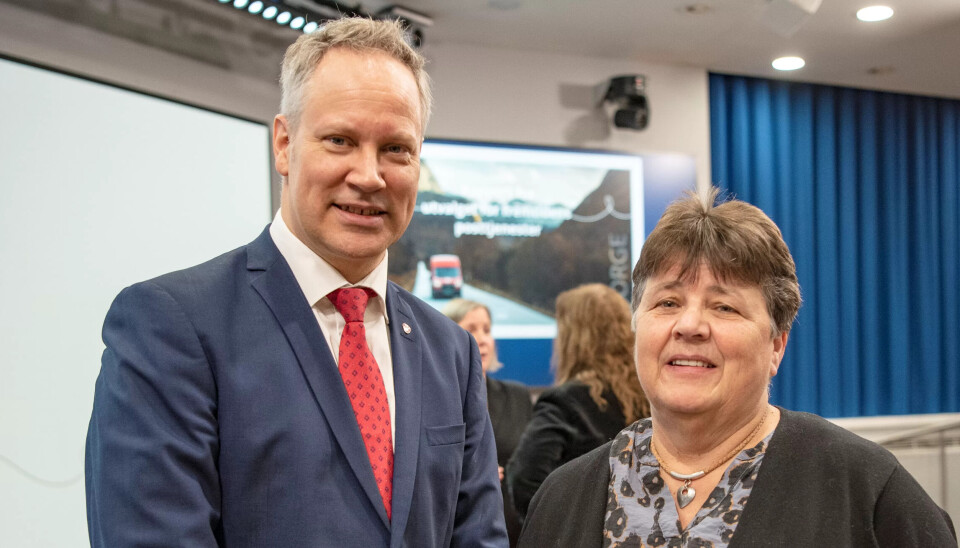 Samferdselsminister Jon Ivar Nygård takket Gerd Øiahals og utvalget for jobben de har gjort. Samferdselsminister Jon Ivar Nygård takket Gerd Øiahals og utvalget for jobben de har gjort.