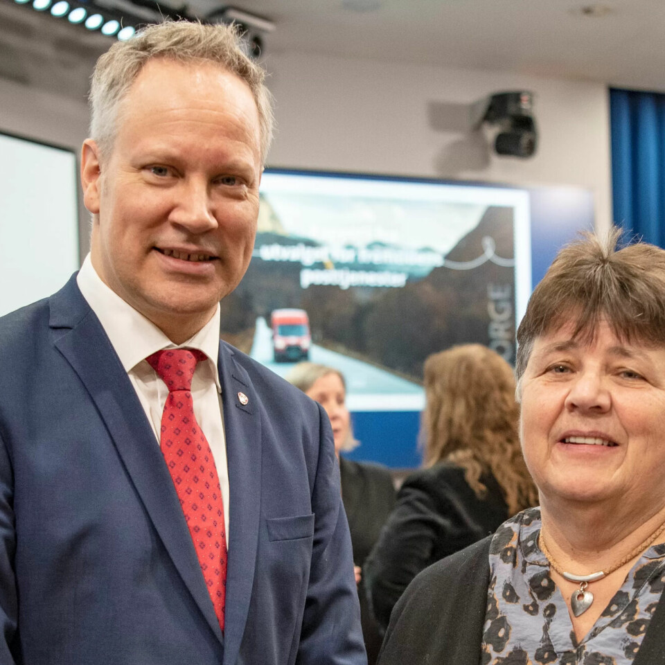 Samferdselsminister Jon Ivar Nygård takket Gerd Øiahals og utvalget for jobben de har gjort. Samferdselsminister Jon Ivar Nygård takket Gerd Øiahals og utvalget for jobben de har gjort.