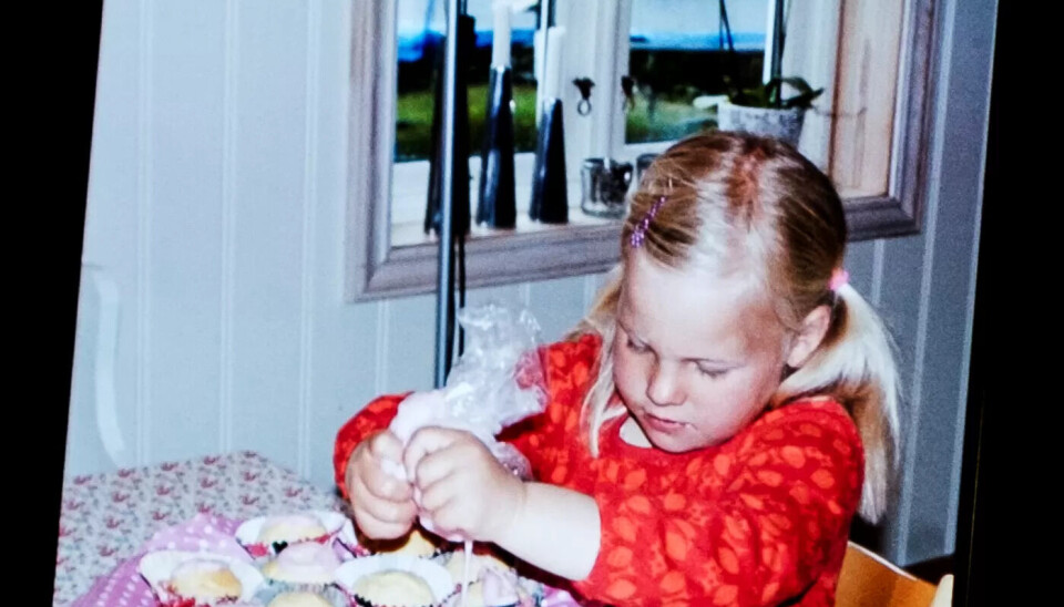 Maritha Nelvik har mange bilder på mobilen fra da fosterdattera var liten. Maritha Nelvik har mange bilder på mobilen fra da fosterdattera var liten.