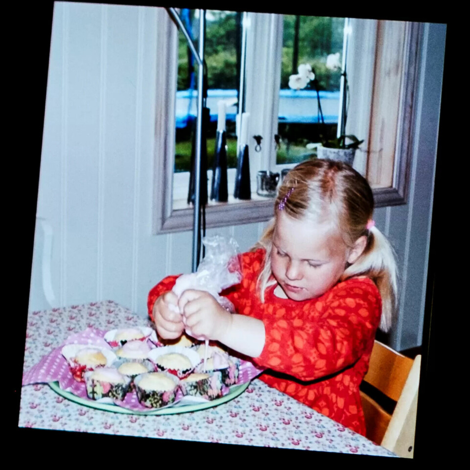 Maritha Nelvik har mange bilder på mobilen fra da fosterdattera var liten. Maritha Nelvik har mange bilder på mobilen fra da fosterdattera var liten.
