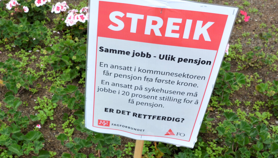 Streikeplakat i blomsterbedet utenfor Ullevål sykehus. Streikeplakat i blomsterbedet utenfor Ullevål sykehus.