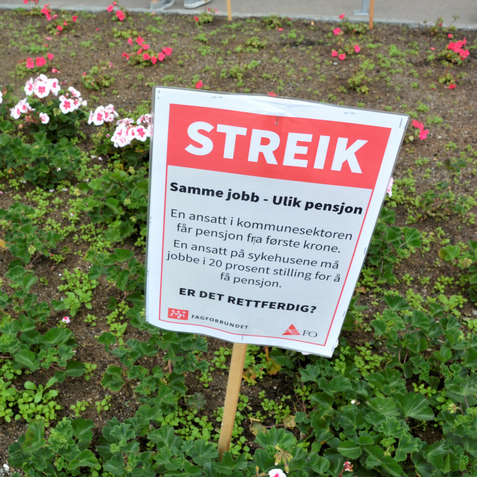 Streikeplakat i blomsterbedet utenfor Ullevål sykehus. Streikeplakat i blomsterbedet utenfor Ullevål sykehus.