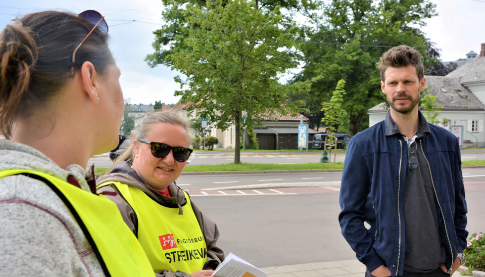 Rødt-leder Bjørnar Moxnes snakker med FO-tillitsvalgt Ingrid Rasten og streikende fra Fagforbundet utenfor Ullevål sykehus. Rødt-leder Bjørnar Moxnes snakker med FO-tillitsvalgt Ingrid Rasten og streikende fra Fagforbundet utenfor Ullevål sykehus.