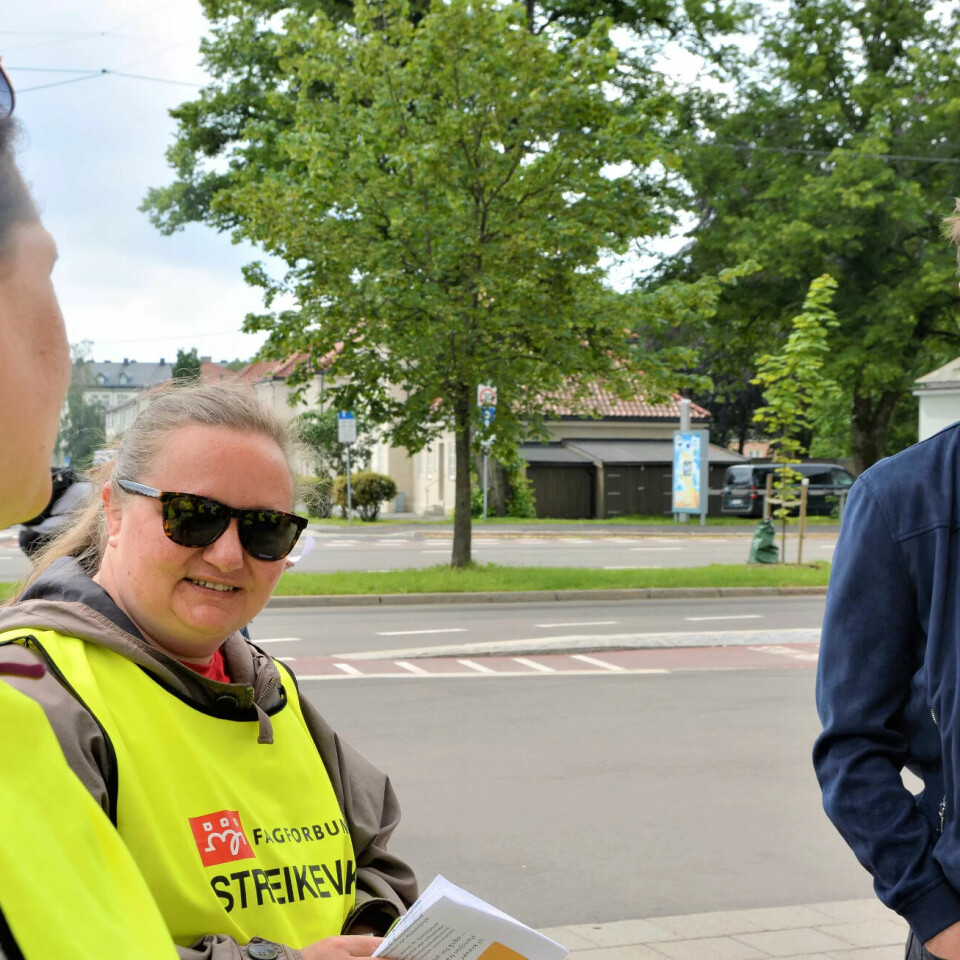 Rødt-leder Bjørnar Moxnes snakker med FO-tillitsvalgt Ingrid Rasten og streikende fra Fagforbundet utenfor Ullevål sykehus. Rødt-leder Bjørnar Moxnes snakker med FO-tillitsvalgt Ingrid Rasten og streikende fra Fagforbundet utenfor Ullevål sykehus.