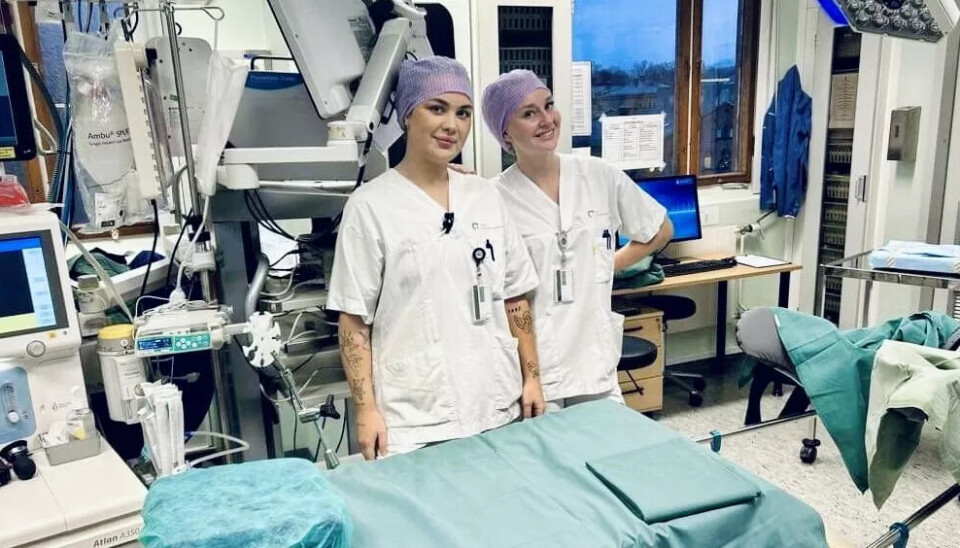 TAKKET VÆRE FAGSKOLEN: - Jeg har fått bedre innsikt i blant annet hygiene og håndtering av medisinske instrumenter, sier Sanne Musum (t.h.). Hun har tatt videreutdanning i kirurgisk virksomhet. Her sammen med kollega Frida Catrin Vollum. TAKKET VÆRE FAGSKOLEN: - Jeg har fått bedre innsikt i blant annet hygiene og håndtering av medisinske instrumenter, sier Sanne Musum (t.h.). Hun har tatt videreutdanning i kirurgisk virksomhet. Her sammen med kollega Frida Catrin Vollum.