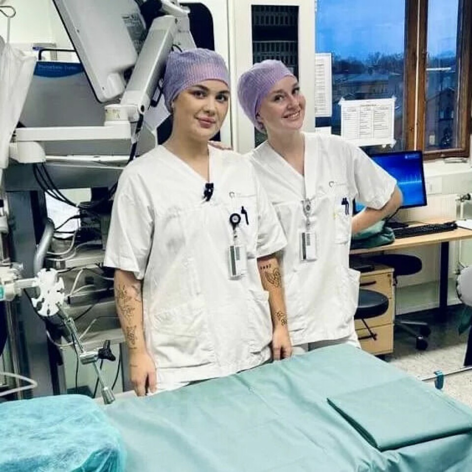 TAKKET VÆRE FAGSKOLEN: - Jeg har fått bedre innsikt i blant annet hygiene og håndtering av medisinske instrumenter, sier Sanne Musum (t.h.). Hun har tatt videreutdanning i kirurgisk virksomhet. Her sammen med kollega Frida Catrin Vollum. TAKKET VÆRE FAGSKOLEN: - Jeg har fått bedre innsikt i blant annet hygiene og håndtering av medisinske instrumenter, sier Sanne Musum (t.h.). Hun har tatt videreutdanning i kirurgisk virksomhet. Her sammen med kollega Frida Catrin Vollum.