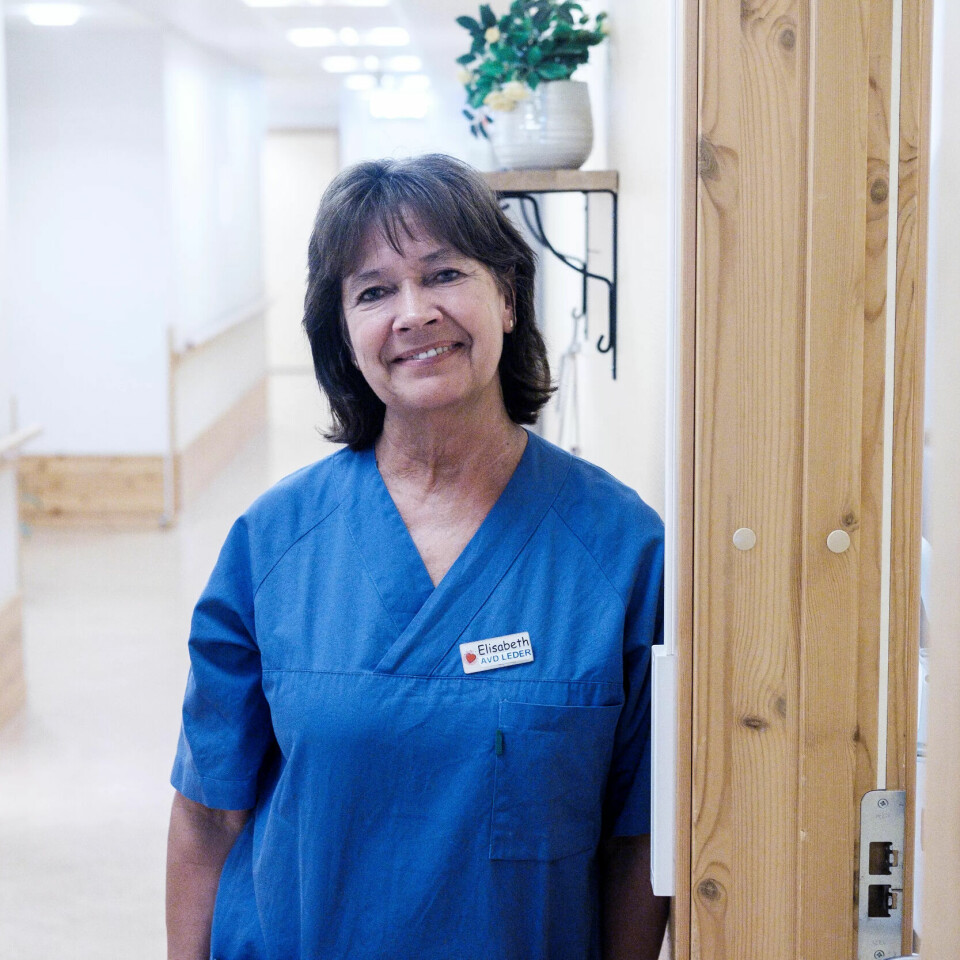 TRIVES: Helsefagarbeider og avdelingsleder, Elisabeth Nilsson, har jobbet på et sted hvor sykepleierne var avdelingsledere. Hun trives godt på Søreide hvor helsefagarbeiderne er lederne. Organiseringen gjør at de kommer tettere på egne ansatte, mener Nilsson. TRIVES: Helsefagarbeider og avdelingsleder, Elisabeth Nilsson, har jobbet på et sted hvor sykepleierne var avdelingsledere. Hun trives godt på Søreide hvor helsefagarbeiderne er lederne. Organiseringen gjør at de kommer tettere på egne ansatte, mener Nilsson.
