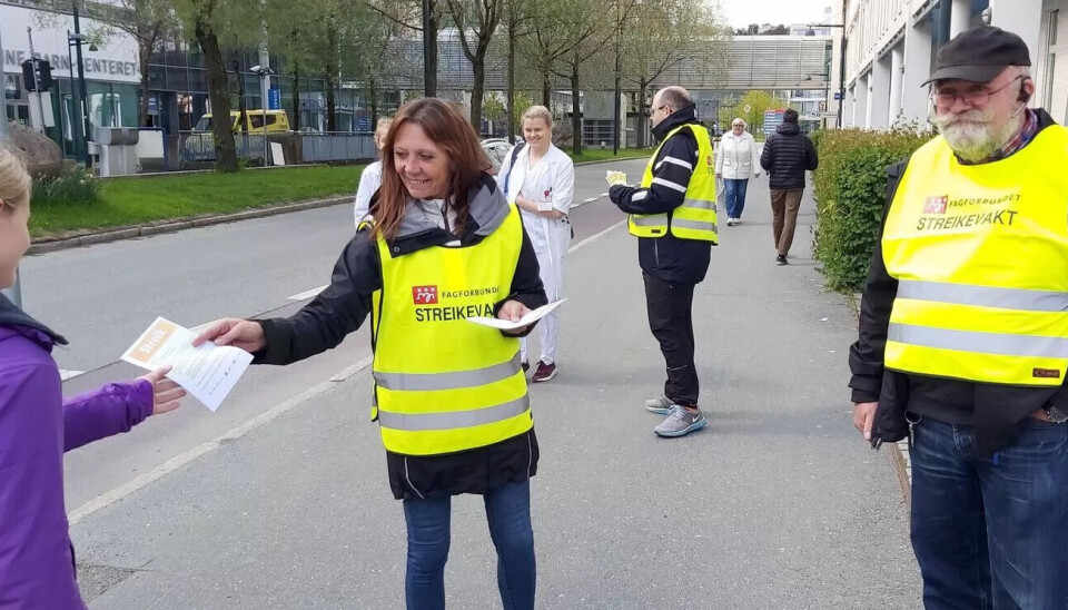 (F.V.) Ann Mari Arntsberg deler ut argumenter for lik pensjon ved St. Olavs hospital i Trondheim. Bjørn Olav Leraand og streikeleder Sigmund Eidem forklarer villig om motivert streik. (F.V.) Ann Mari Arntsberg deler ut argumenter for lik pensjon ved St. Olavs hospital i Trondheim. Bjørn Olav Leraand og streikeleder Sigmund Eidem forklarer villig om motivert streik.