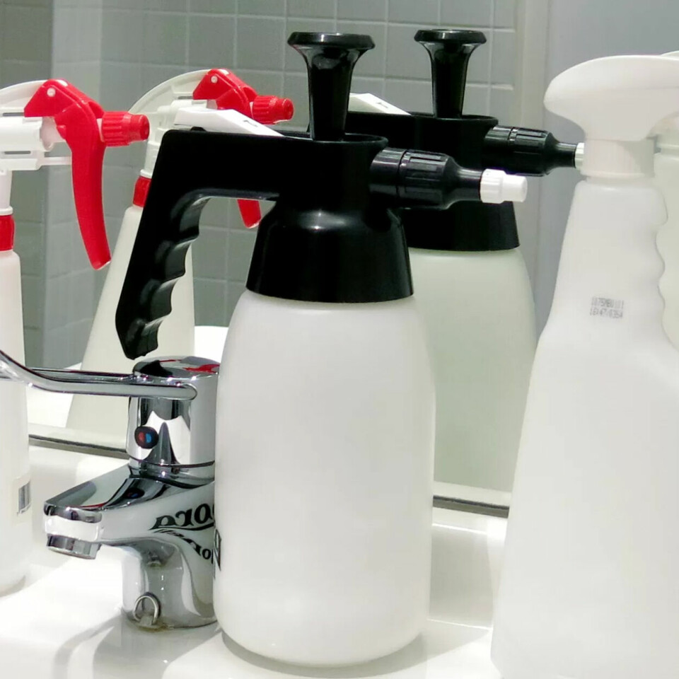 VELG RETT: Fra venstre ser du en Canyon sprayflaske med regulerbar dyse, en Kläger plastik Hobby lavtrykksprøyte med regulerbar dyse og en AFA OpUs FOvi sprayflaske med skumdyse. VELG RETT: Fra venstre ser du en Canyon sprayflaske med regulerbar dyse, en Kläger plastik Hobby lavtrykksprøyte med regulerbar dyse og en AFA OpUs FOvi sprayflaske med skumdyse.