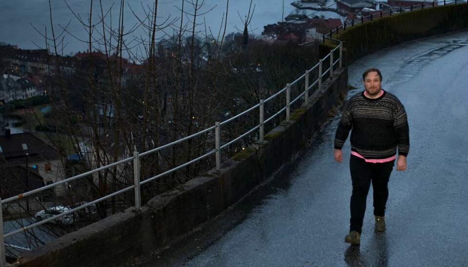 Eirik Lande bor på toppen av Breistølen i Bergen, uten bil. Fra huset i toppen av bakken bruker han kveldene til å finne frem og scanne gamle kontaktannonser. Eirik Lande bor på toppen av Breistølen i Bergen, uten bil. Fra huset i toppen av bakken bruker han kveldene til å finne frem og scanne gamle kontaktannonser.