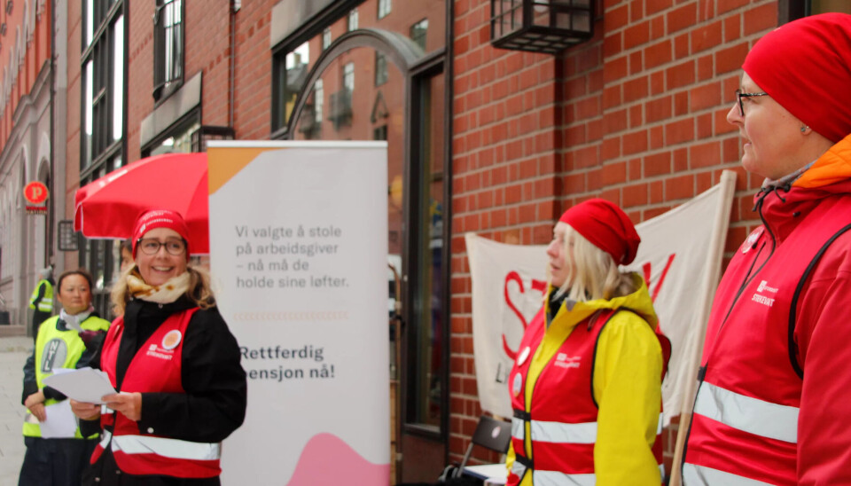 Torhild Jensen (f.v.), Vibeke Blydt og Hilde Tofastrud er klare for å streike lenge for å få hybridpensjon, men de håper partene nærmer seg hverandre i meklingen på torsdag. Torhild Jensen (f.v.), Vibeke Blydt og Hilde Tofastrud er klare for å streike lenge for å få hybridpensjon, men de håper partene nærmer seg hverandre i meklingen på torsdag.