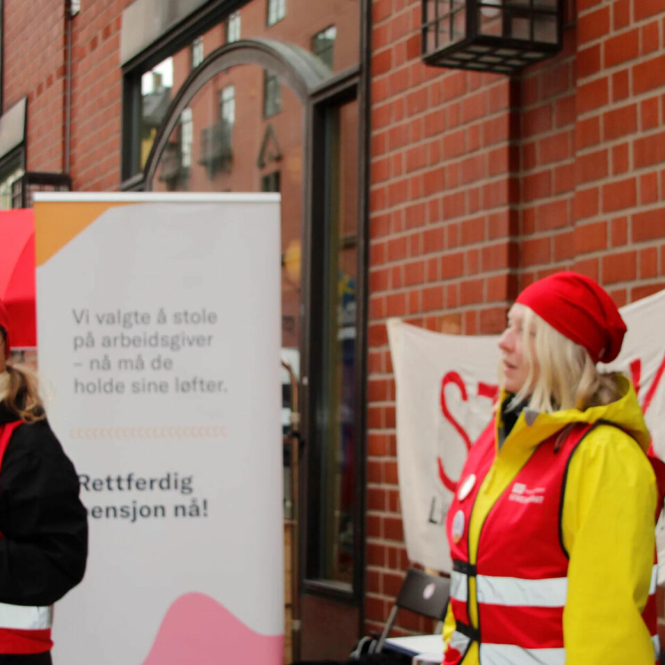 Torhild Jensen (f.v.), Vibeke Blydt og Hilde Tofastrud er klare for å streike lenge for å få hybridpensjon, men de håper partene nærmer seg hverandre i meklingen på torsdag. Torhild Jensen (f.v.), Vibeke Blydt og Hilde Tofastrud er klare for å streike lenge for å få hybridpensjon, men de håper partene nærmer seg hverandre i meklingen på torsdag.
