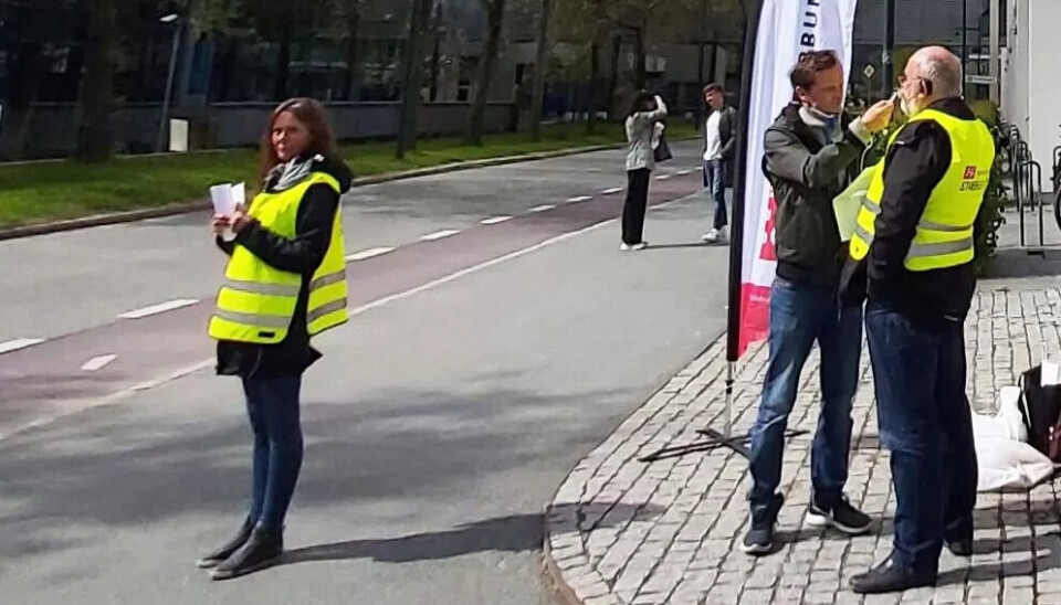 Streiken ved St. Olavs hospital i Trondheim går ikke upåaktet hen blant de som passerer Fagforbundets streikevakter. Streiken ved St. Olavs hospital i Trondheim går ikke upåaktet hen blant de som passerer Fagforbundets streikevakter.