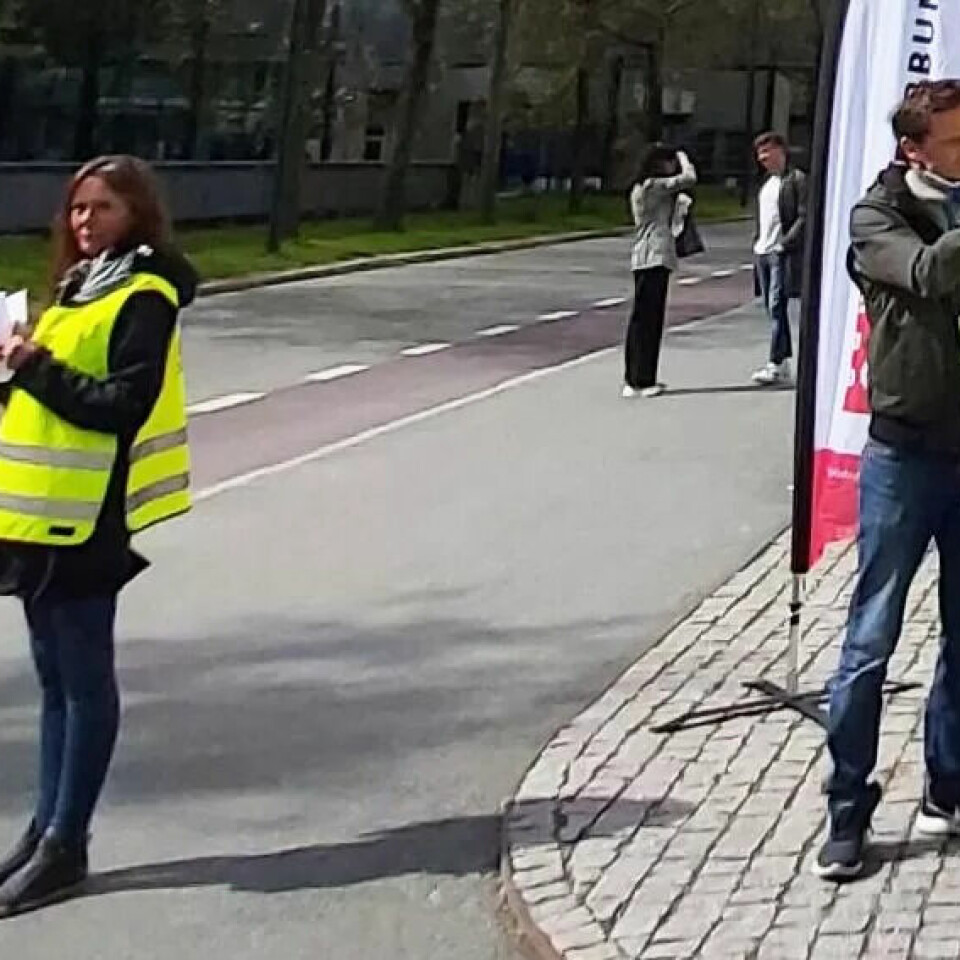 Streiken ved St. Olavs hospital i Trondheim går ikke upåaktet hen blant de som passerer Fagforbundets streikevakter. Streiken ved St. Olavs hospital i Trondheim går ikke upåaktet hen blant de som passerer Fagforbundets streikevakter.