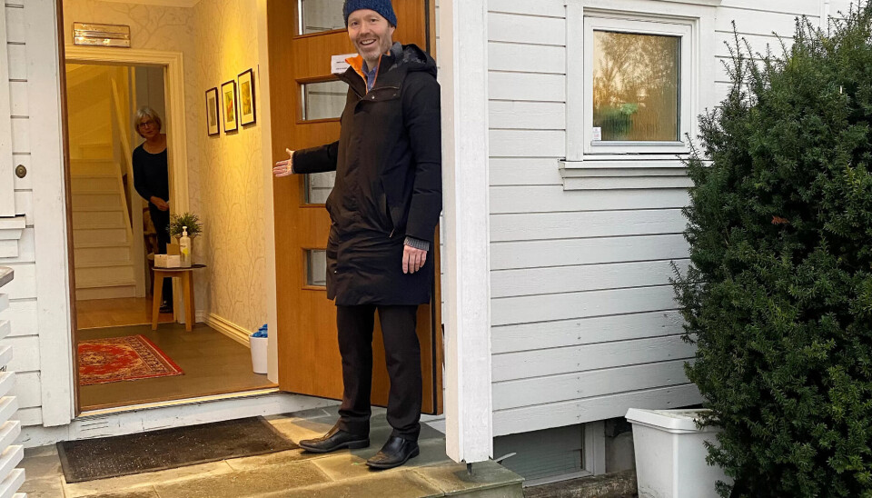 Ønsker velkommen: Henning Aandal merker at det er blitt tøffere å være privat næringsdrivende i omsorg, men mener pandemien er hovedårsaken til at Villa Nordstrand ikke har fullt belegg. Her sammen med sykepleier Ingrid. Ønsker velkommen: Henning Aandal merker at det er blitt tøffere å være privat næringsdrivende i omsorg, men mener pandemien er hovedårsaken til at Villa Nordstrand ikke har fullt belegg. Her sammen med sykepleier Ingrid.