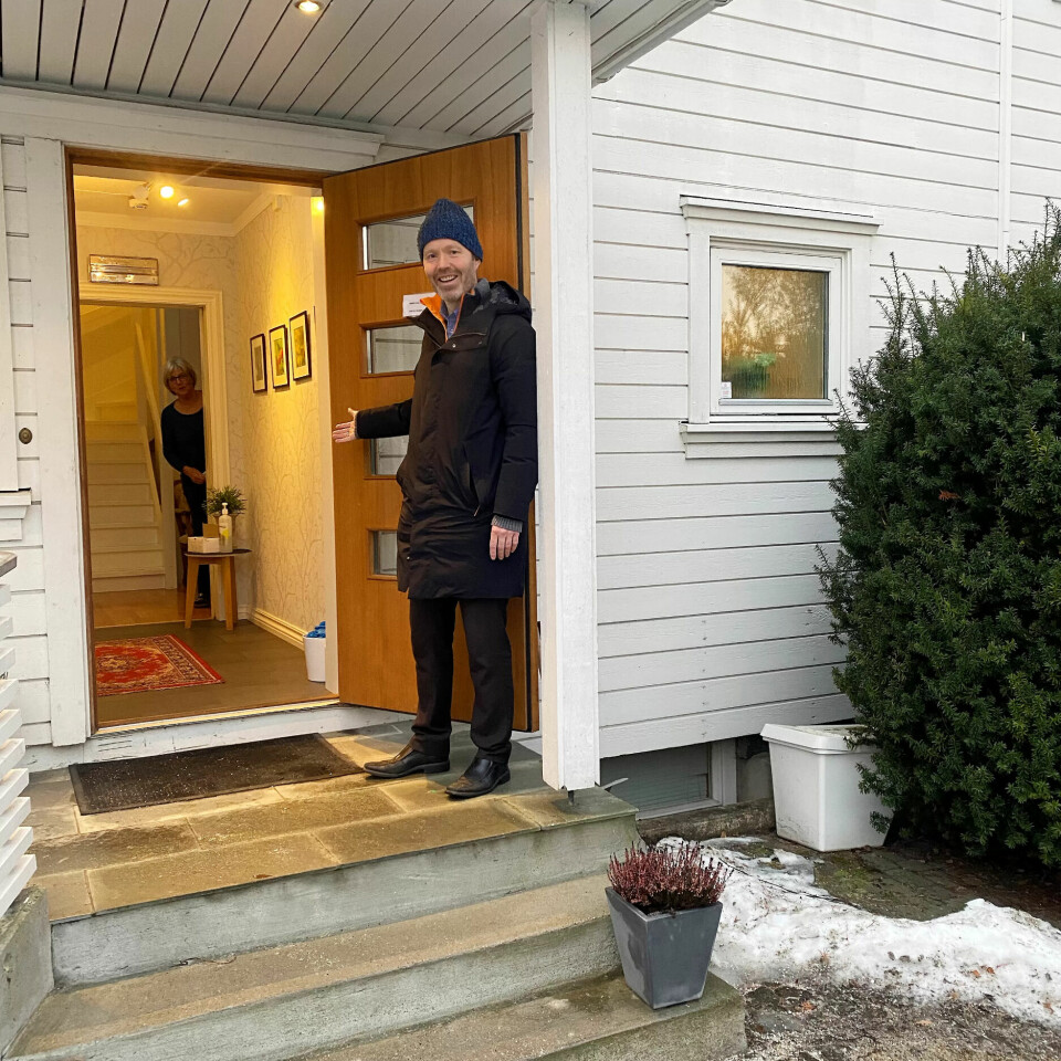 Ønsker velkommen: Henning Aandal merker at det er blitt tøffere å være privat næringsdrivende i omsorg, men mener pandemien er hovedårsaken til at Villa Nordstrand ikke har fullt belegg. Her sammen med sykepleier Ingrid. Ønsker velkommen: Henning Aandal merker at det er blitt tøffere å være privat næringsdrivende i omsorg, men mener pandemien er hovedårsaken til at Villa Nordstrand ikke har fullt belegg. Her sammen med sykepleier Ingrid.