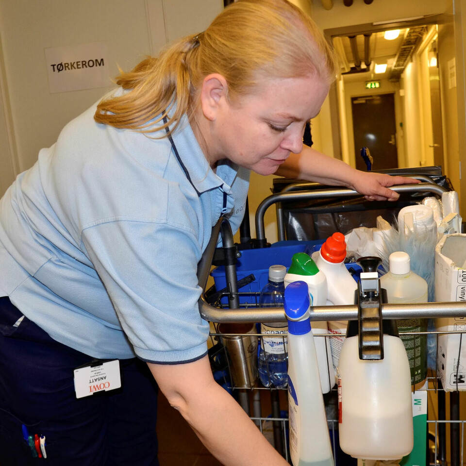 FRISKERE: Ellen Westerheim vasker for 2Clean i store kontorbygg. Ifølge ny forskning bruker hun rett spray, en lavtrykksprøyte som gir mindre fare for helseskade. FRISKERE: Ellen Westerheim vasker for 2Clean i store kontorbygg. Ifølge ny forskning bruker hun rett spray, en lavtrykksprøyte som gir mindre fare for helseskade.