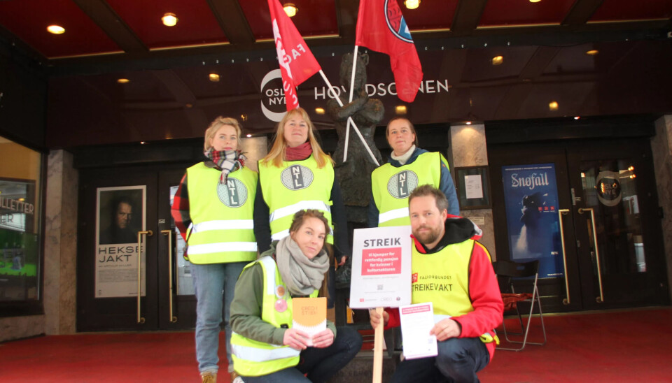 De streikende fra Fagforbundet, NTL og Creo omkranser Aud Schønemann som holder streikeflaggene. Foran f.v.: Tina Aas og Tomas Kvitvik. Bak f.v.: Erle Bruun, Solveig Jevanord og Hilde Kleven. De streikende fra Fagforbundet, NTL og Creo omkranser Aud Schønemann som holder streikeflaggene. Foran f.v.: Tina Aas og Tomas Kvitvik. Bak f.v.: Erle Bruun, Solveig Jevanord og Hilde Kleven.