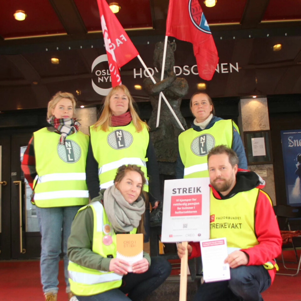 De streikende fra Fagforbundet, NTL og Creo omkranser Aud Schønemann som holder streikeflaggene. Foran f.v.: Tina Aas og Tomas Kvitvik. Bak f.v.: Erle Bruun, Solveig Jevanord og Hilde Kleven. De streikende fra Fagforbundet, NTL og Creo omkranser Aud Schønemann som holder streikeflaggene. Foran f.v.: Tina Aas og Tomas Kvitvik. Bak f.v.: Erle Bruun, Solveig Jevanord og Hilde Kleven.