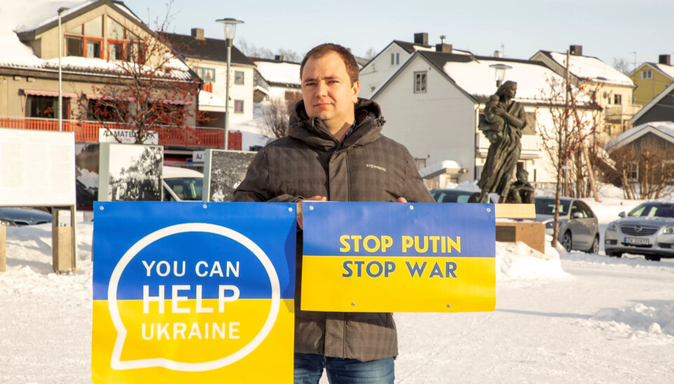 REDD FOR FAMILIEN: De siste to lørdagene har ukrainske Mykhailo Kozachenko arrangert demonstrasjoner foran generalkonsulatet i Kirkenes. Han synes det er helt ufattelig det som skjer i hjemlandet. REDD FOR FAMILIEN: De siste to lørdagene har ukrainske Mykhailo Kozachenko arrangert demonstrasjoner foran generalkonsulatet i Kirkenes. Han synes det er helt ufattelig det som skjer i hjemlandet.