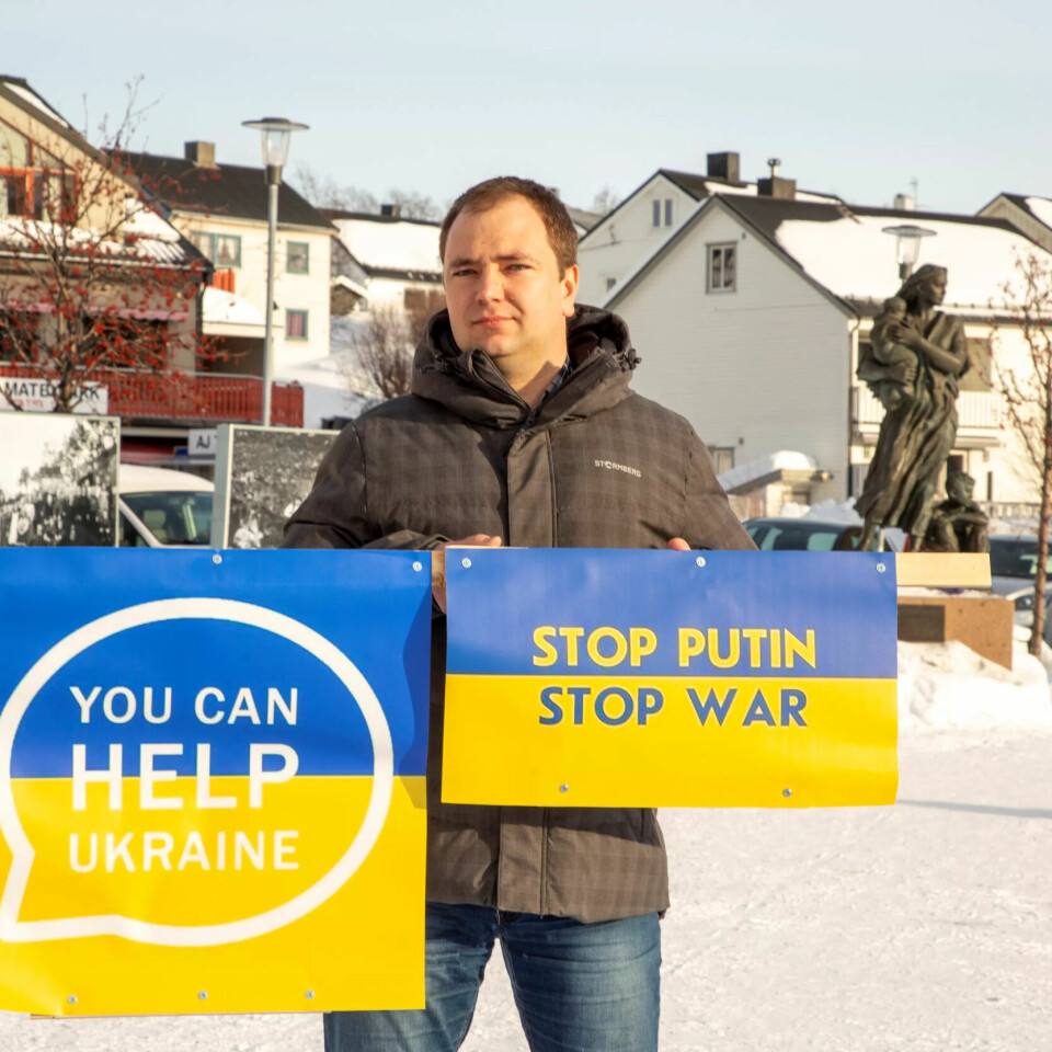 REDD FOR FAMILIEN: De siste to lørdagene har ukrainske Mykhailo Kozachenko arrangert demonstrasjoner foran generalkonsulatet i Kirkenes. Han synes det er helt ufattelig det som skjer i hjemlandet. REDD FOR FAMILIEN: De siste to lørdagene har ukrainske Mykhailo Kozachenko arrangert demonstrasjoner foran generalkonsulatet i Kirkenes. Han synes det er helt ufattelig det som skjer i hjemlandet.