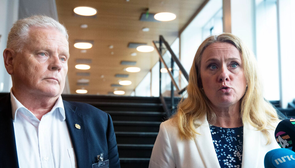Pensjonistforbundets leder Jan Davidsen og arbeids- og sosialminsiter Anniken Hauglie (H). Pensjonistforbundets leder Jan Davidsen og arbeids- og sosialminsiter Anniken Hauglie (H).