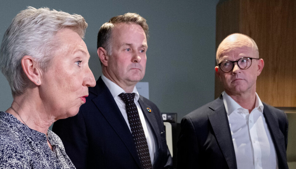 ENIGE: LO og NHO er blitt enige om en vei videre for en ny lavlønnsmodell. (F.v)LO-leder Peggy Hessen Følsvik, riksmekler Mats Ruland og NHO-sjeg Ole Erik Almlid. ENIGE: LO og NHO er blitt enige om en vei videre for en ny lavlønnsmodell. (F.v)LO-leder Peggy Hessen Følsvik, riksmekler Mats Ruland og NHO-sjeg Ole Erik Almlid.