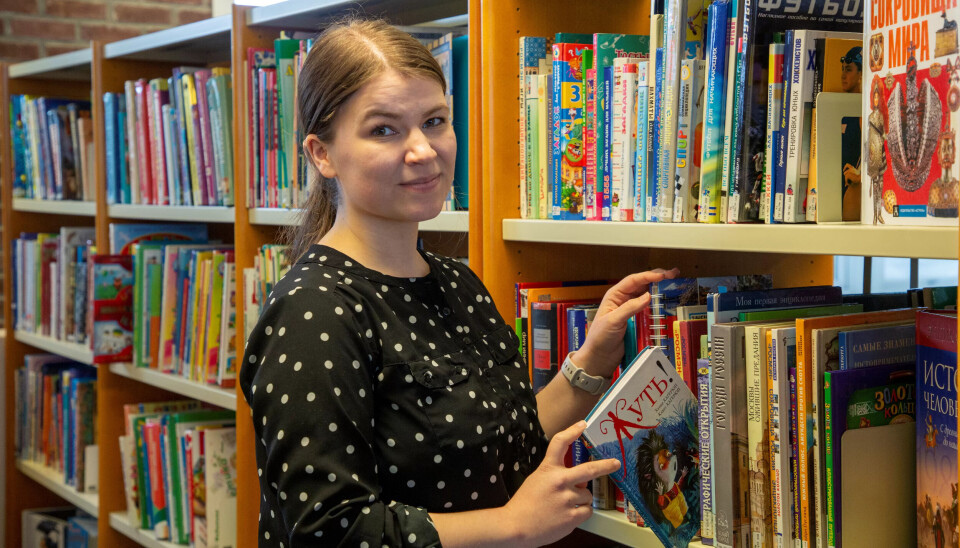 AKTIV DØRÅPNER: Gjennom kontakter over grensen har biblioteket i Sør-Varanger samlet en stor boksamling på russisk som bibliotekssjef Birgit Wøhni Risan viser fram. Biblioteket har siden muren falt i 1989 vært en aktiv døråpner mellom Norge og Russland. AKTIV DØRÅPNER: Gjennom kontakter over grensen har biblioteket i Sør-Varanger samlet en stor boksamling på russisk som bibliotekssjef Birgit Wøhni Risan viser fram. Biblioteket har siden muren falt i 1989 vært en aktiv døråpner mellom Norge og Russland.