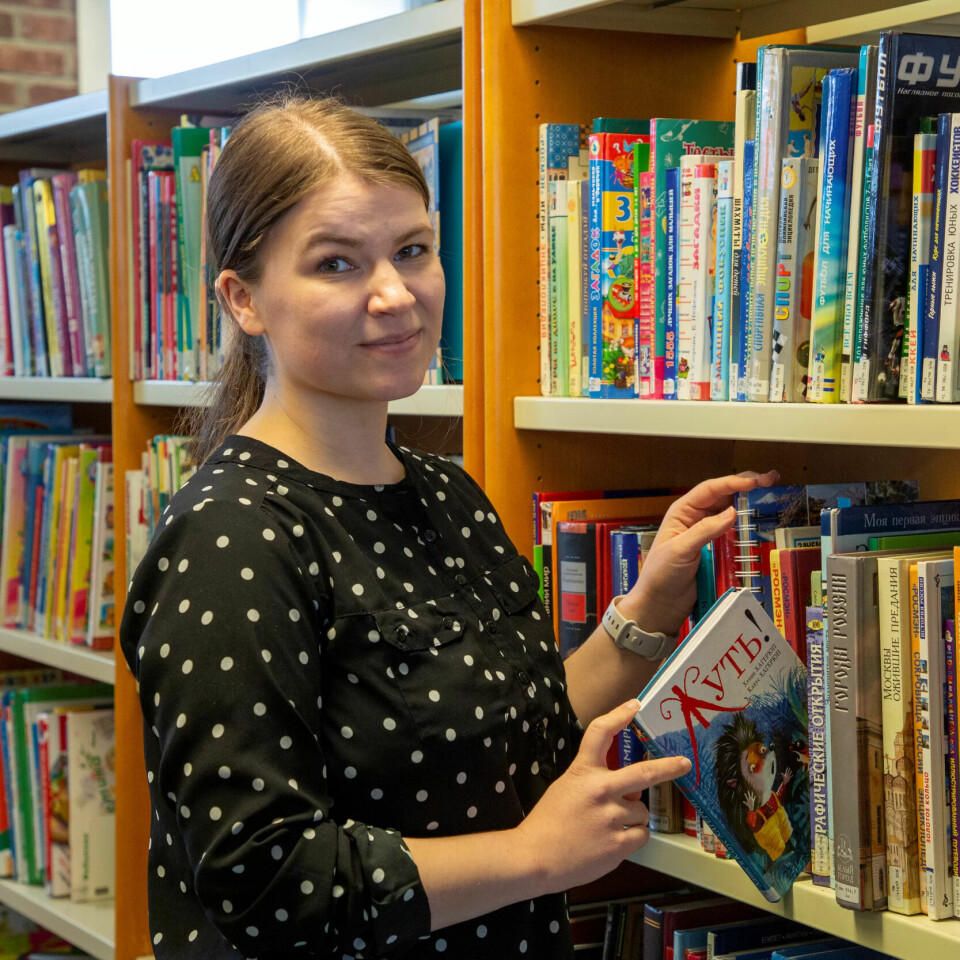 AKTIV DØRÅPNER: Gjennom kontakter over grensen har biblioteket i Sør-Varanger samlet en stor boksamling på russisk som bibliotekssjef Birgit Wøhni Risan viser fram. Biblioteket har siden muren falt i 1989 vært en aktiv døråpner mellom Norge og Russland. AKTIV DØRÅPNER: Gjennom kontakter over grensen har biblioteket i Sør-Varanger samlet en stor boksamling på russisk som bibliotekssjef Birgit Wøhni Risan viser fram. Biblioteket har siden muren falt i 1989 vært en aktiv døråpner mellom Norge og Russland.
