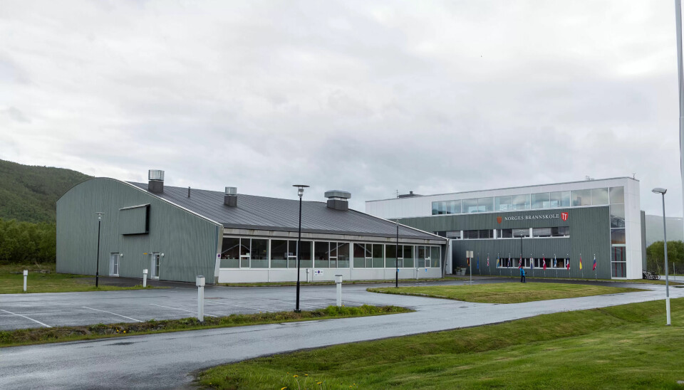 STILLSTAND: Siden fagskole for brannmenn ble vedtatt i 2015 har det skjedd lite i Tjeldsund. Blant annet må det bygges studenhybler for 320 elever og nye undervisningslokaler før fagskolen kan åpne. STILLSTAND: Siden fagskole for brannmenn ble vedtatt i 2015 har det skjedd lite i Tjeldsund. Blant annet må det bygges studenhybler for 320 elever og nye undervisningslokaler før fagskolen kan åpne.
